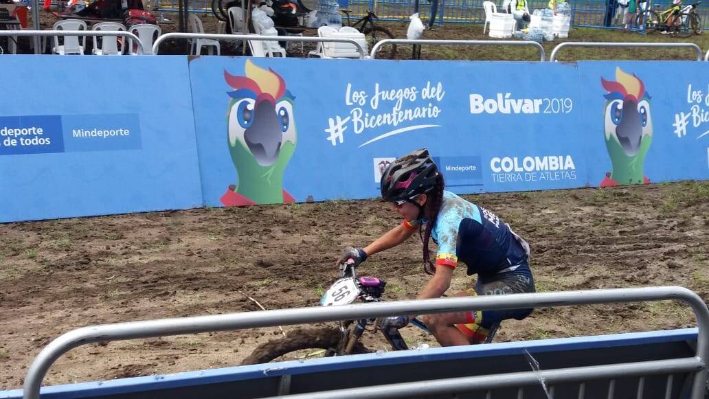 Angie Lara en su MTB