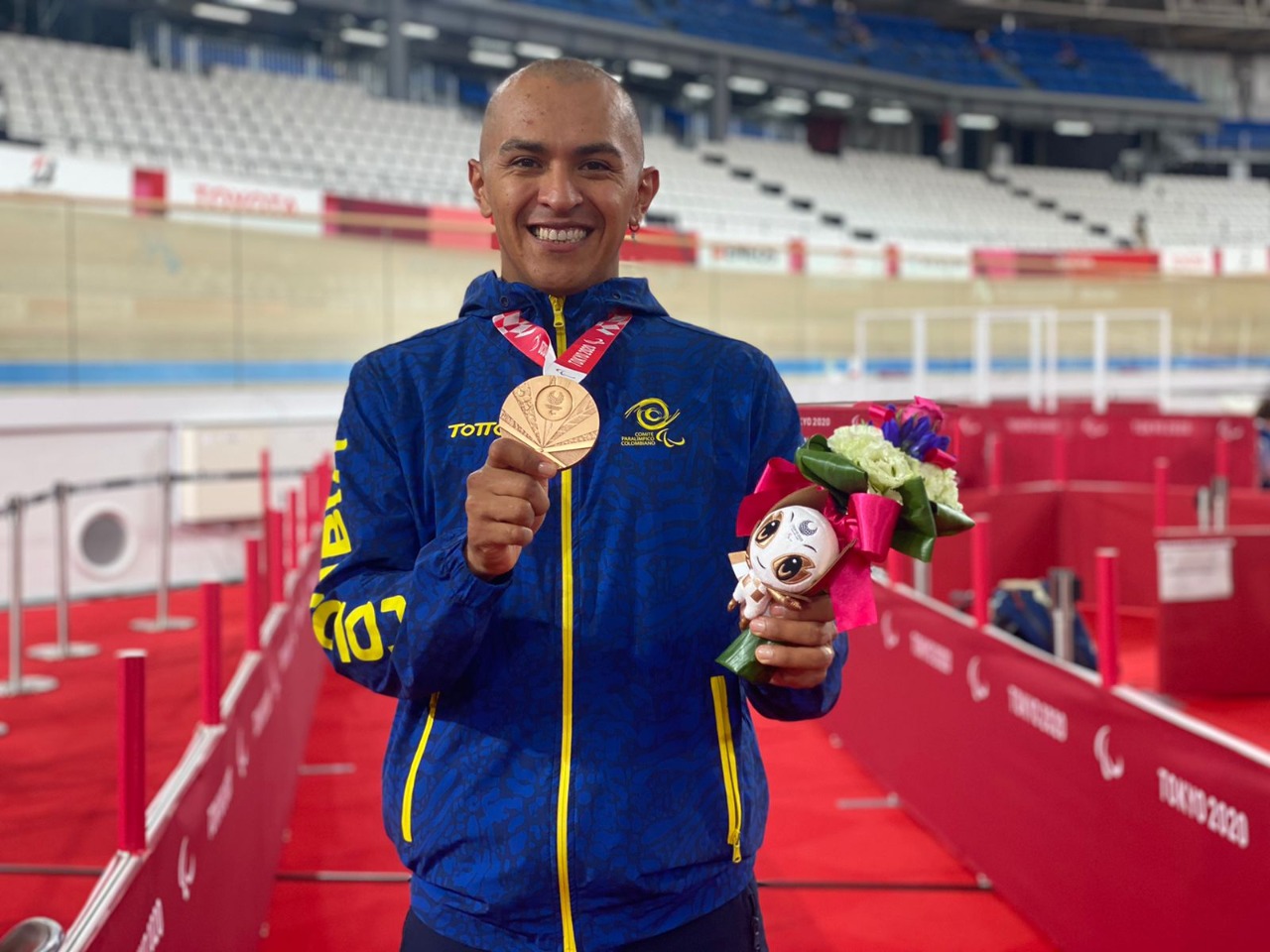 Diego Dueñas con su medalla