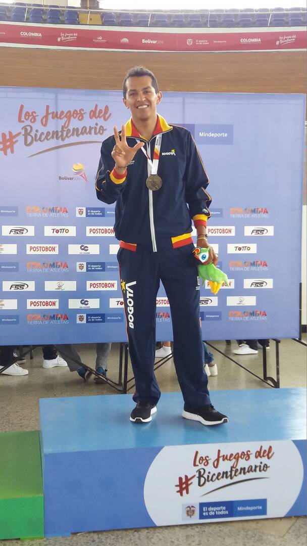 Diego Dueñas, en el podio como ganador.