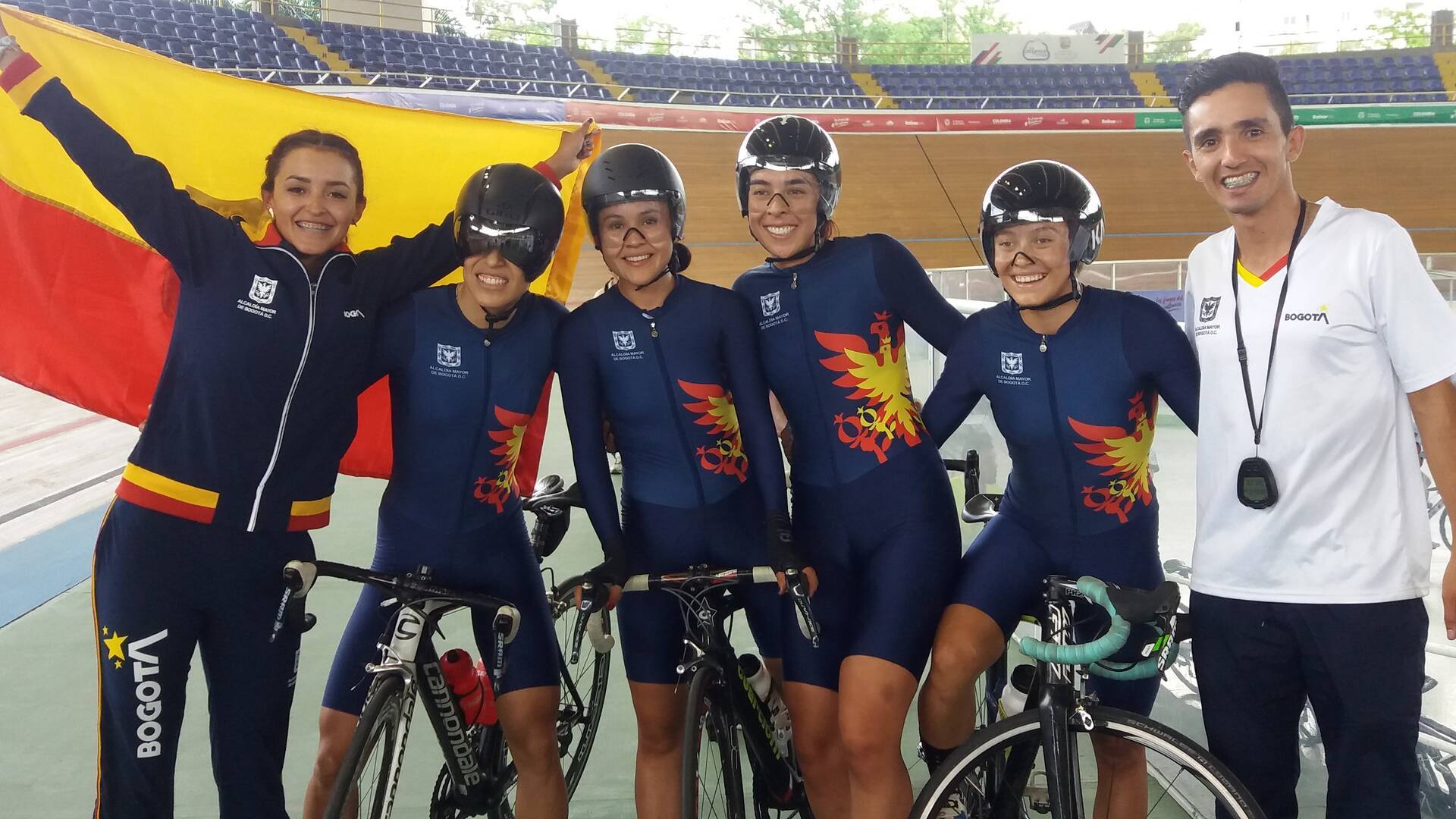 Tatiana Dueñas y su equipo