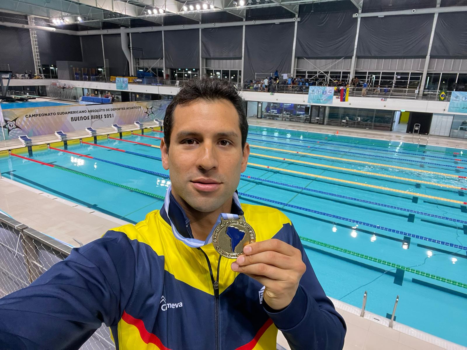 Ómar Pinzón y su medalla