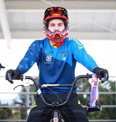 Carlos Ramírez montando en su bmx