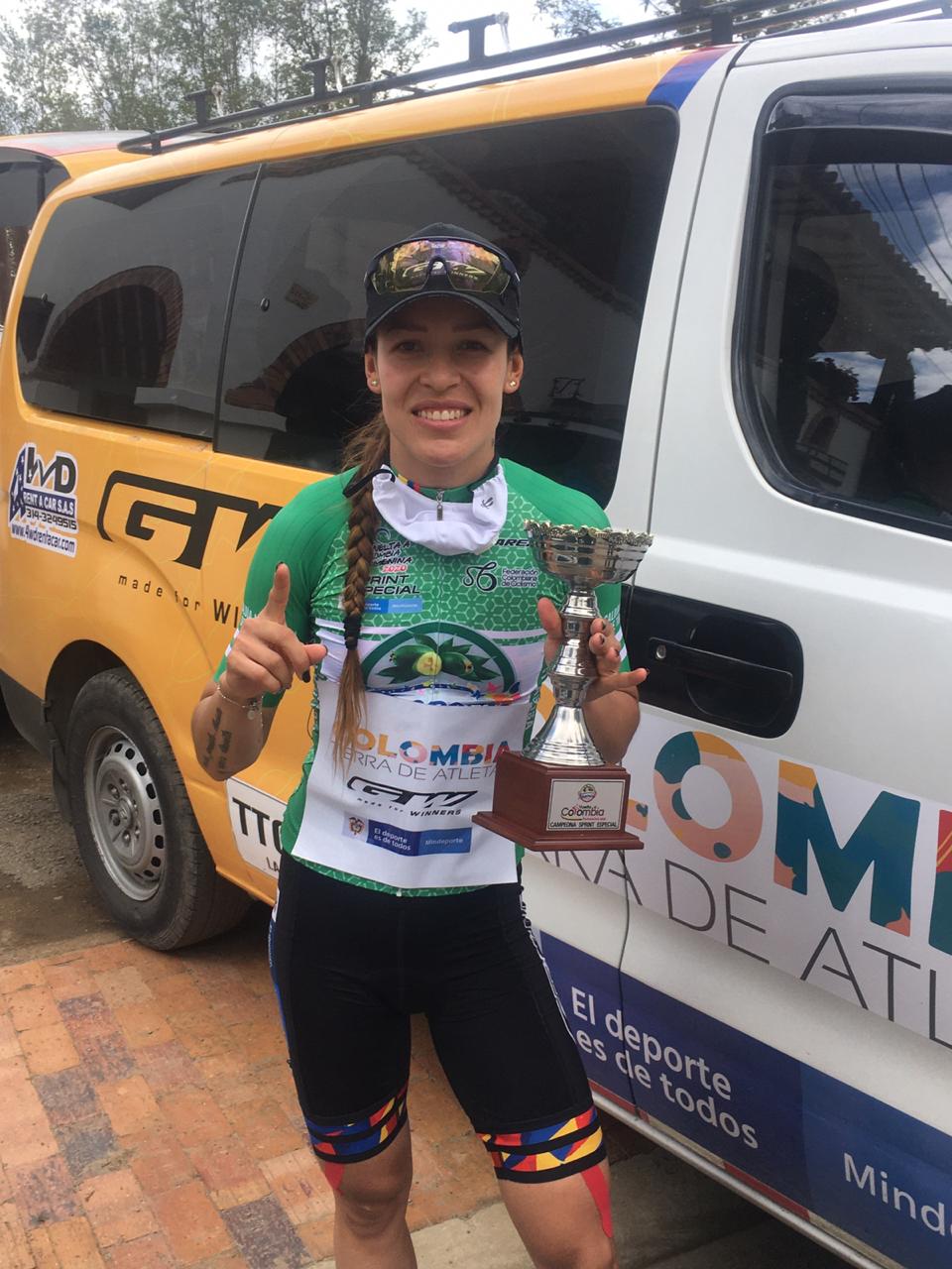 Milena Salcedo y su premio