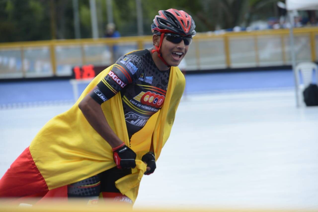 Juan Pablo Cusba con bandera de colombia