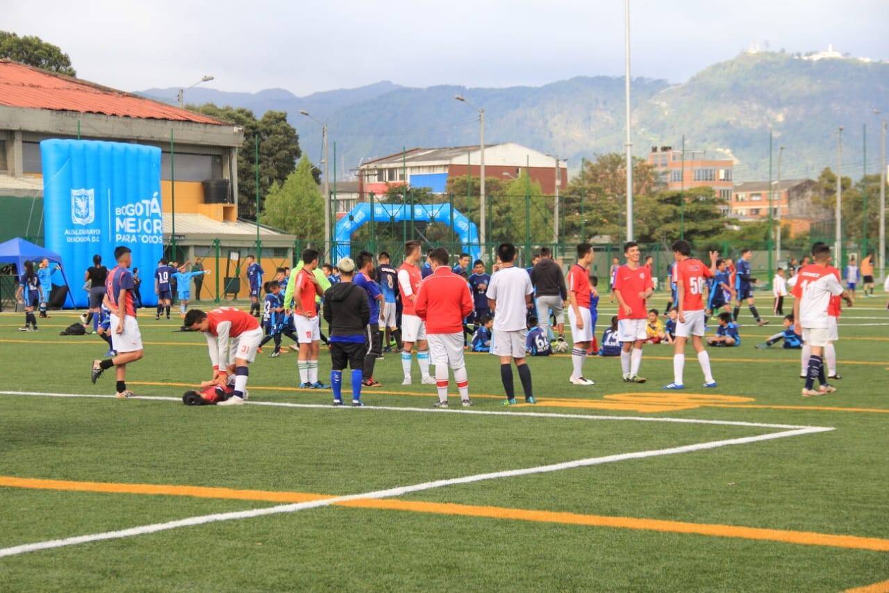 Deportistas de fútbol se preparan para jugar