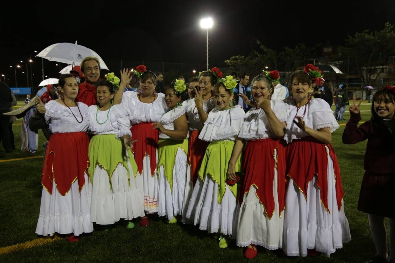 Mujeres con traje de danza