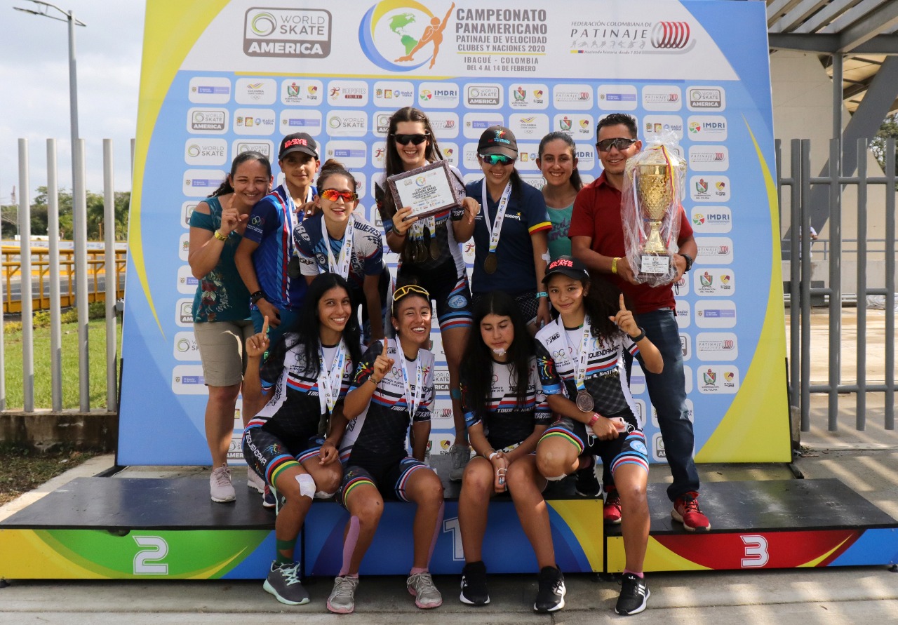 deportistas en el podio
