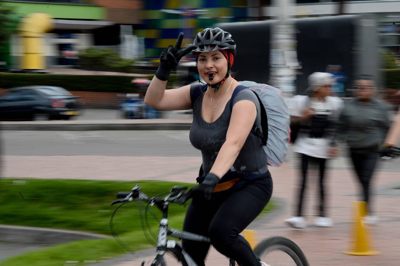 Mujer en corredor de la ciclorruta