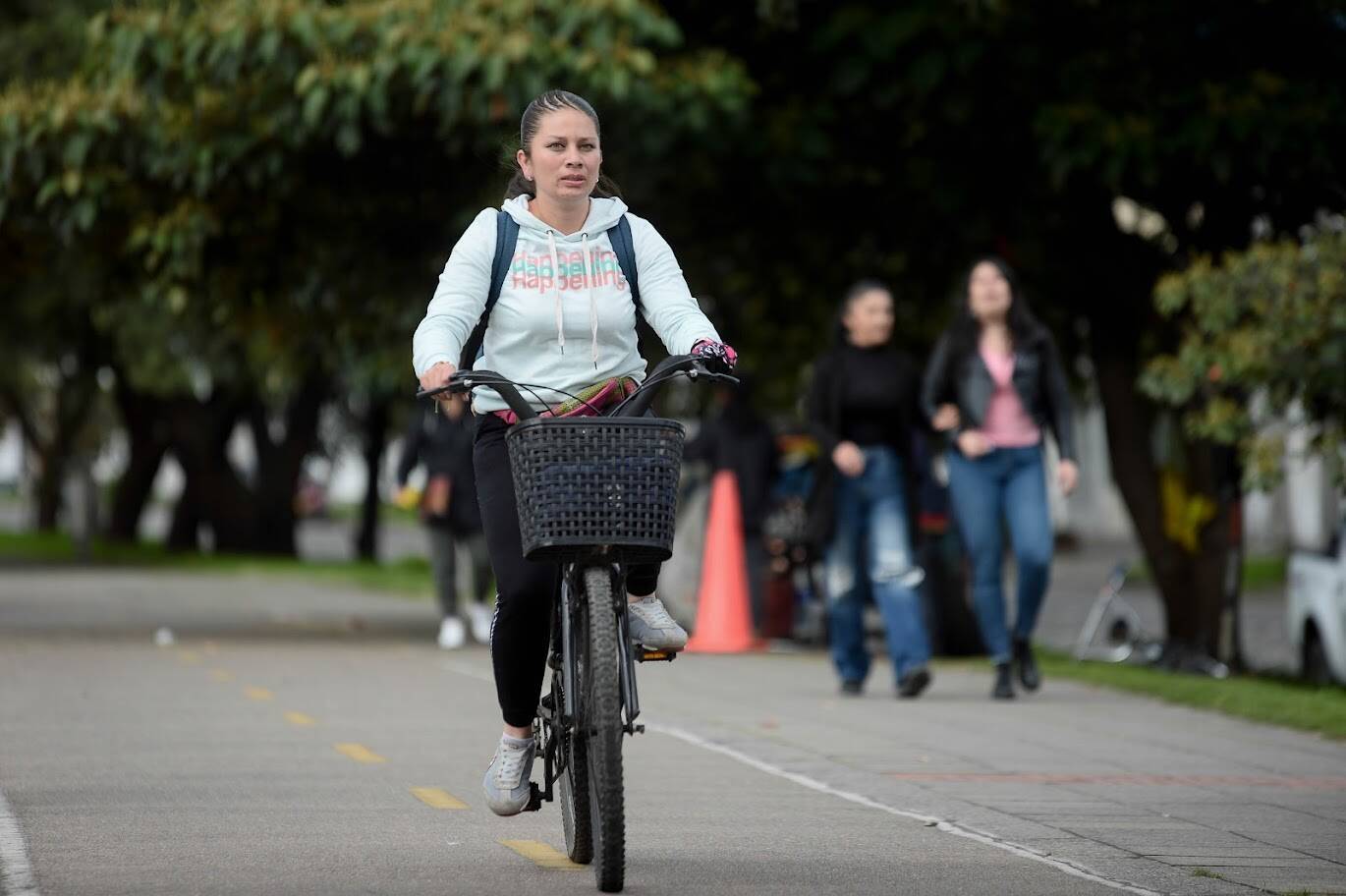Mujer en corredor de la ciclorruta