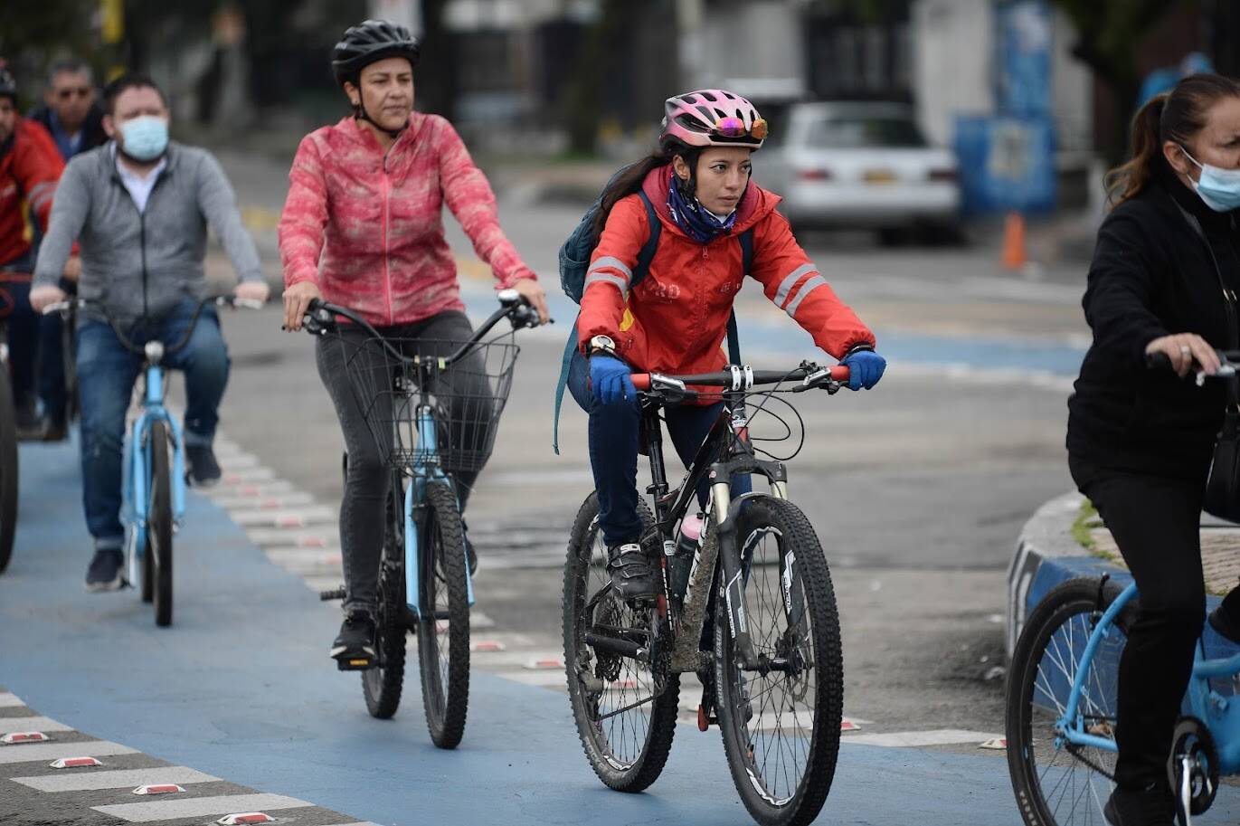 personas en corredor de la ciclorruta