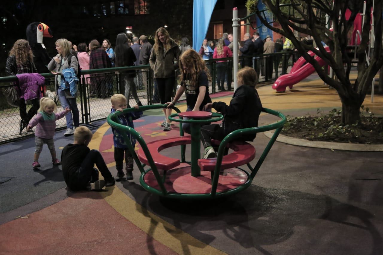 Niños juegan en parque infantil