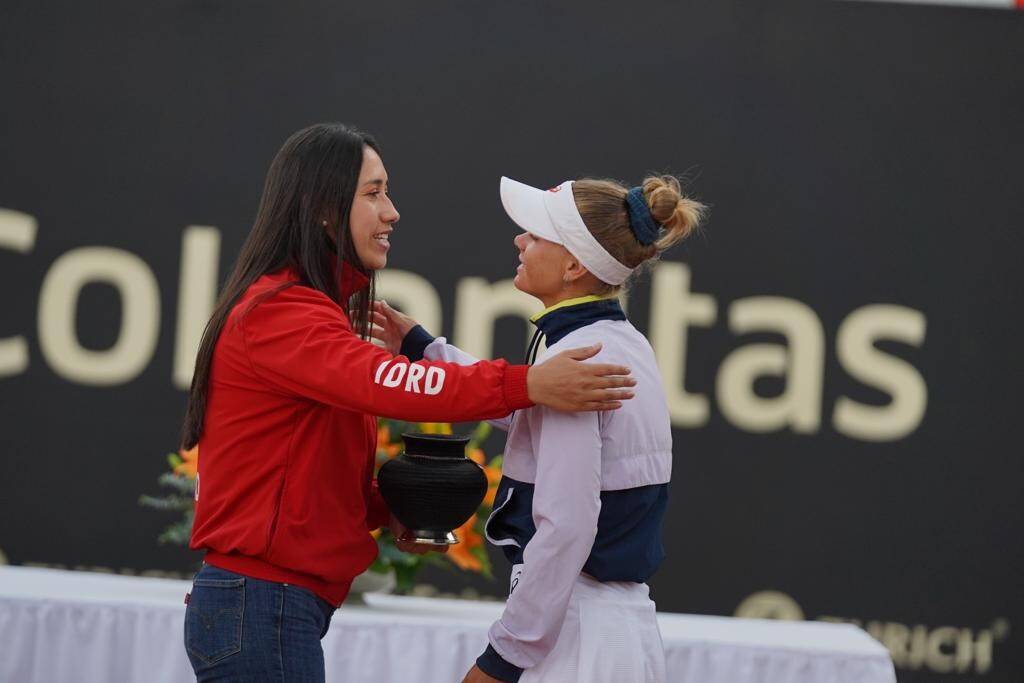 La subdirectora del IDRD, Aura Escamilla, entrega el trofeo de subcampeona a la brasileña Laura Pigossi.