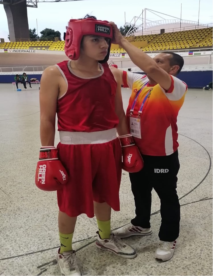 Camacho se alista para su combate con la asesoría del profesor Ballén. (Foto prensa delegación Bogotá)
