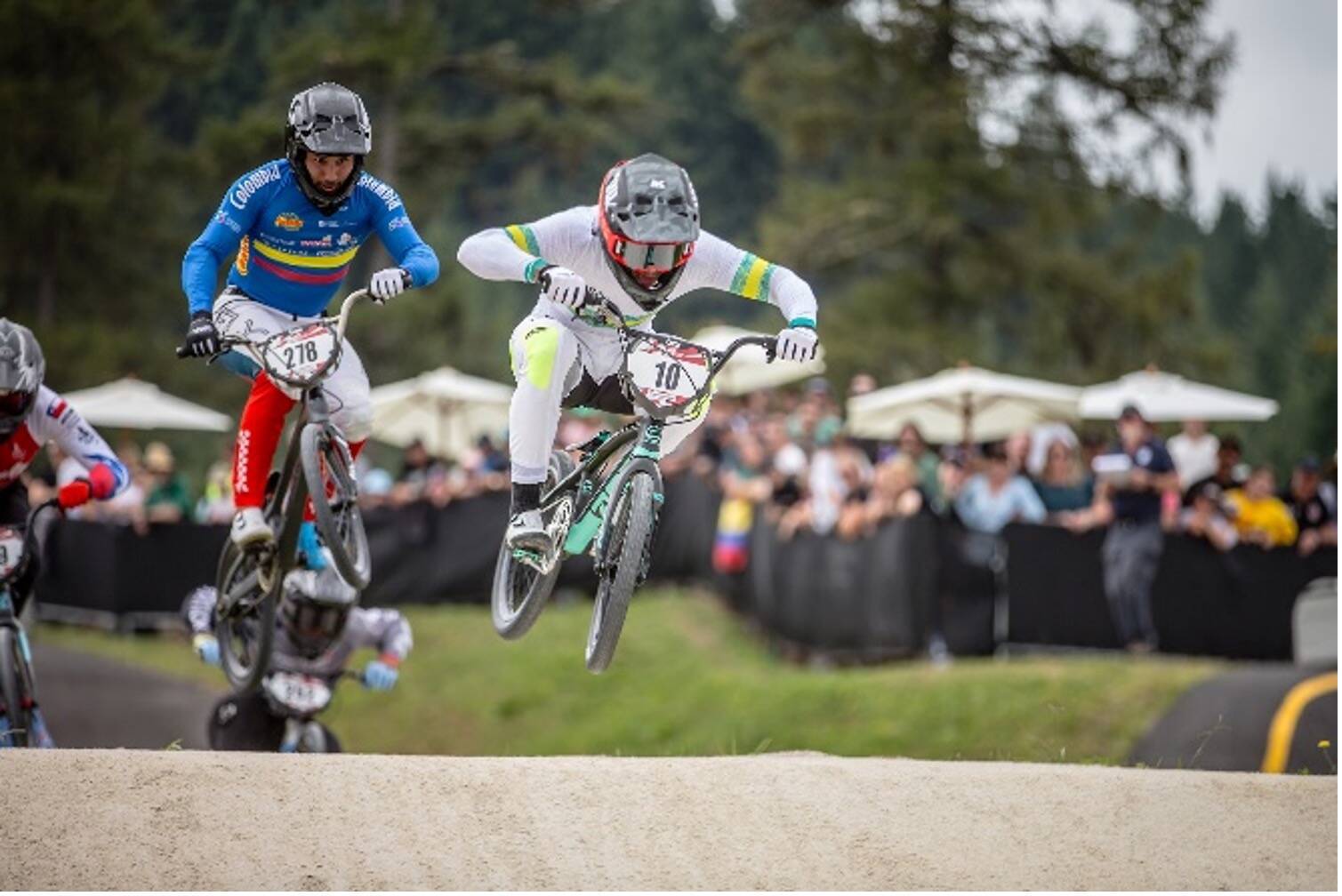 Carlos Ramírez (izq.), llegó a semifinales en la Copa Mundo UCI de BMX. Foto prensa UCI.
