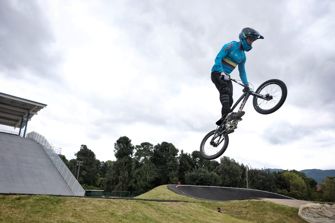 ciclista de bmx saltando