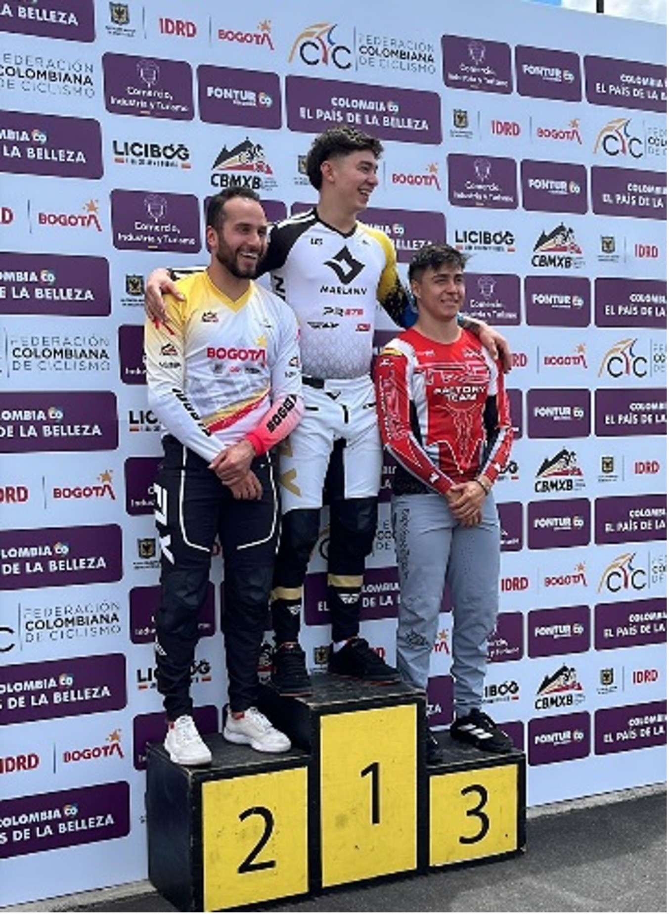 Podio de BMX Racing (izq. a der.) Carlos Ramírez -plata-, Juan José Velásquez de Antioquia (oro) y Santiago Suárez, bronce. Foto IDRD.