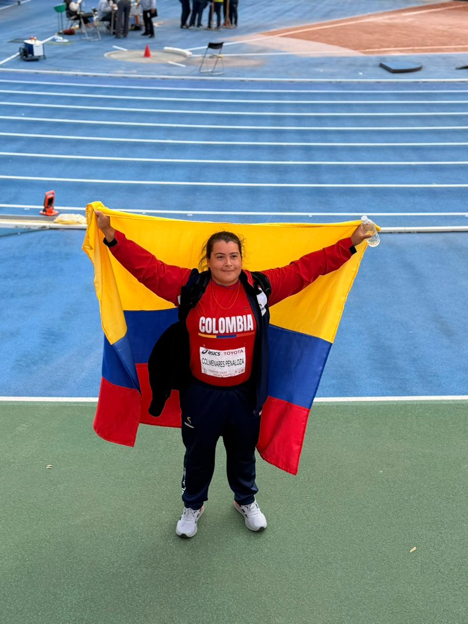 Daniela y su orgullo por el oro con la bandera de Colombia. Foto IDRD.