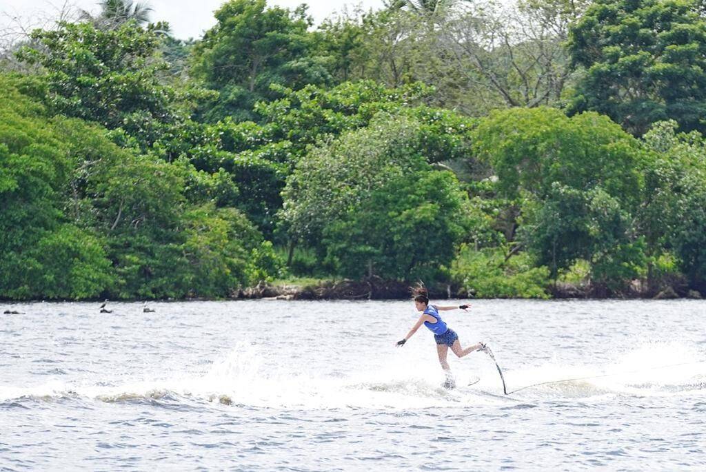 deportista esquiando