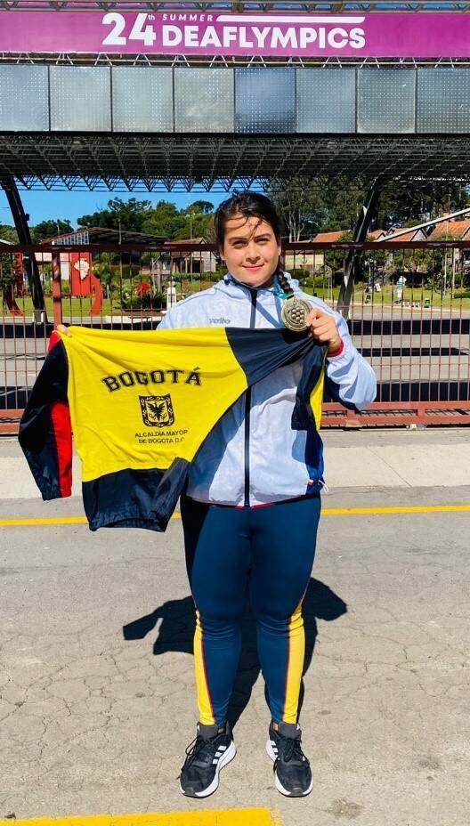 Daniela Colmenares sostiene la chaqueta del Equipo Bogotá