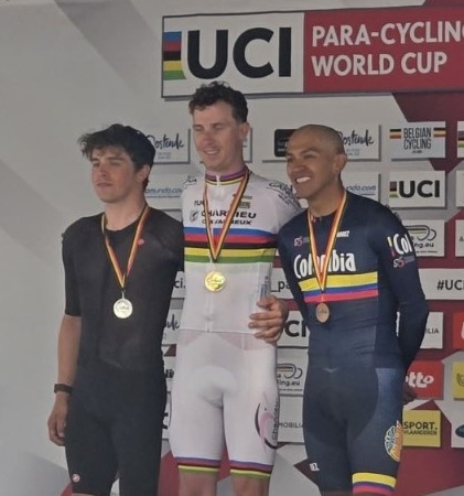 Diego Dueñas (der.) en el podio de la Copa Mundo en Ostende, Bélgica. Foto Fedeciclismo.