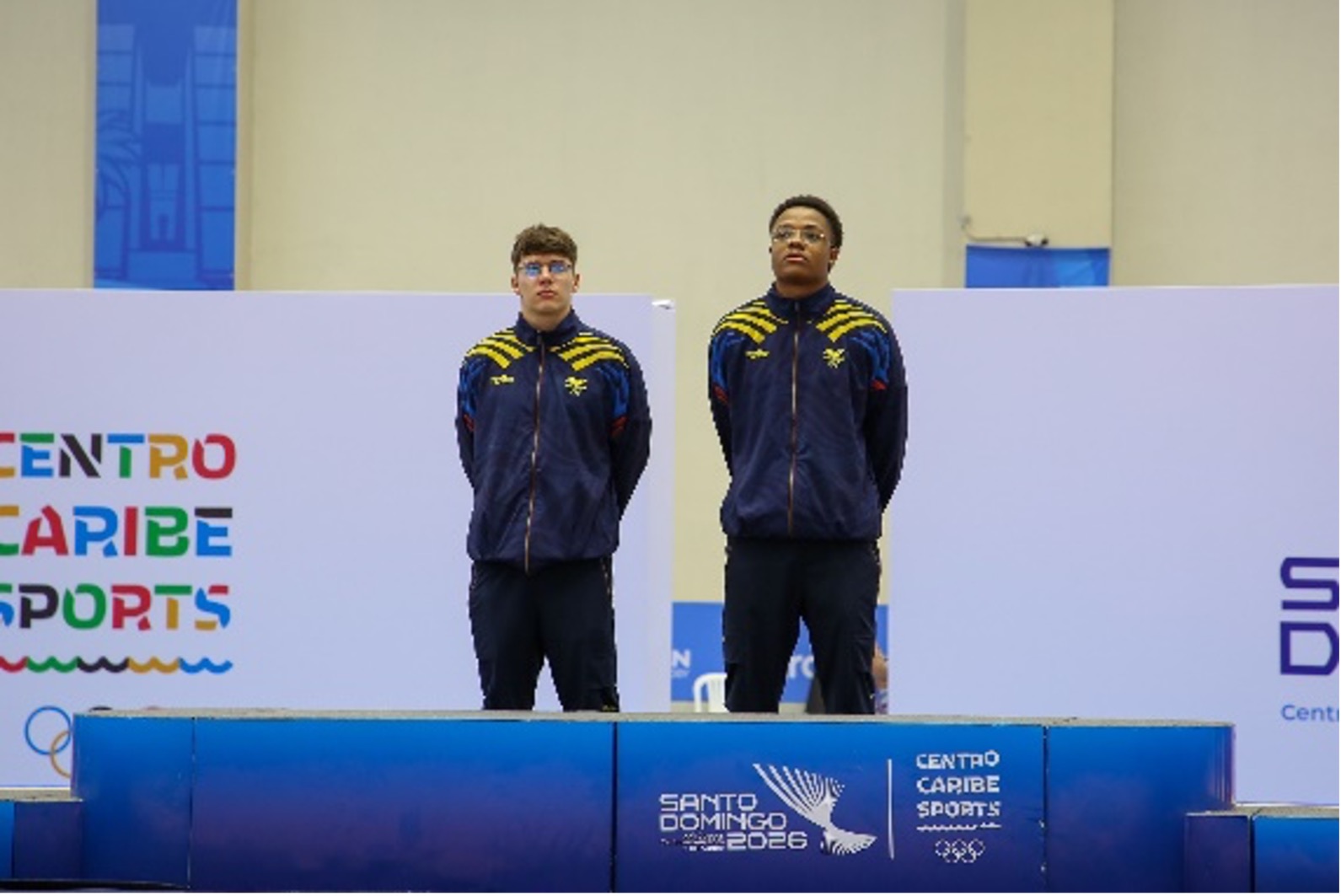 Diego Giraldo (izq.) y Santiago Parra, oro en gimnasia de trampolín. Foto cortesía COC.