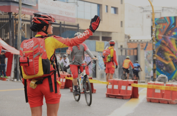 Guardiana de la ciclovía hace señal