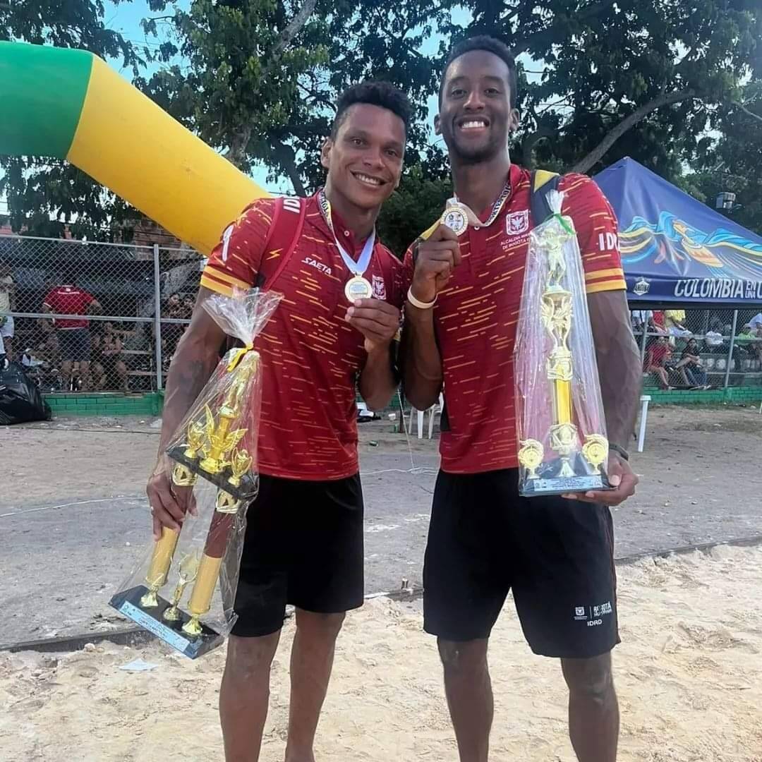 Edgardo Cuello y Jefferson De la Hoz con los trofeos