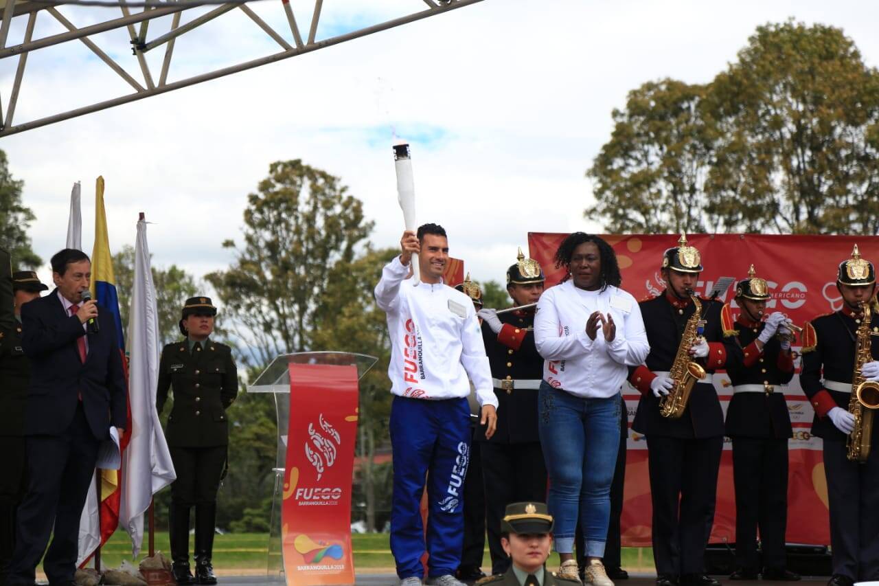 Deportista sostiene antorcha