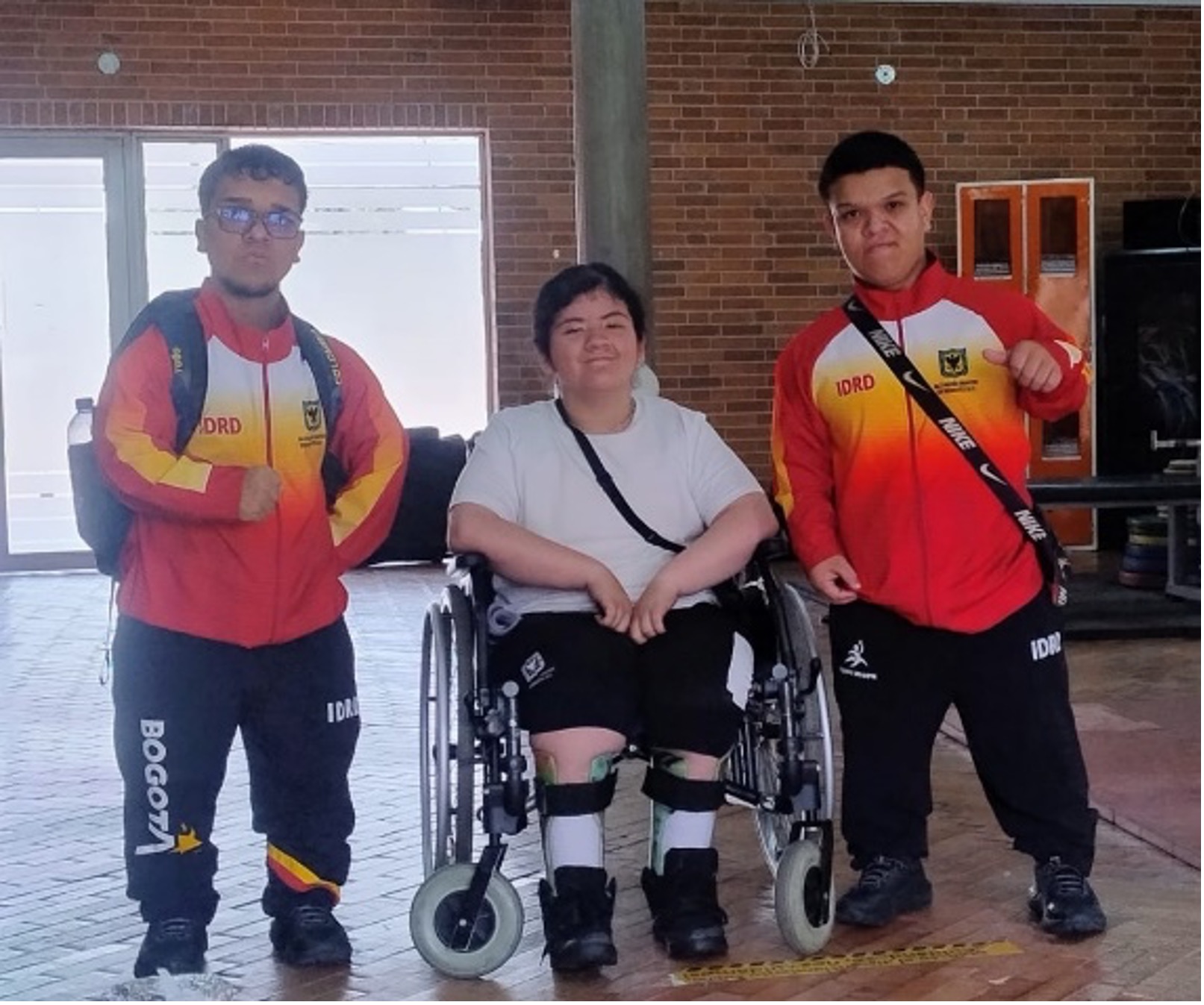 Equipo Bogotá de parapowerlifting en Santiago 2025. Kevin Pinzón (izq.) con 2 oros, Alison Fajardo (cen.), 1 bronce, y Jhoan Gasca, 2 oros. Foto IDRD.