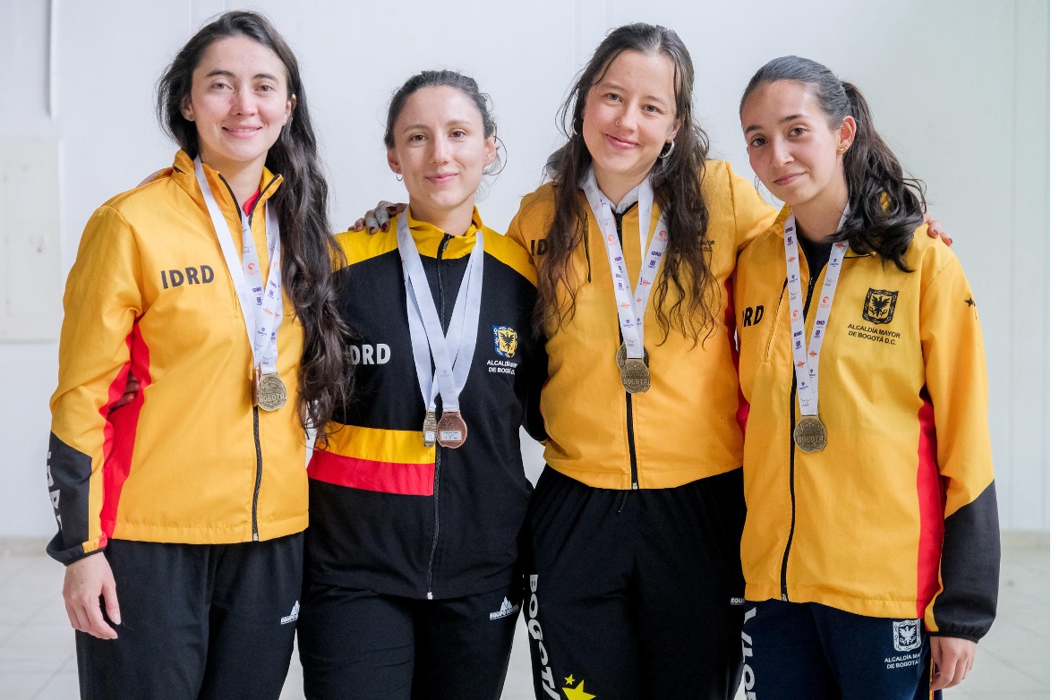 Equipo Mayores femenino de Florete, medalla de oro (izq. a der.): Ángela Orjuela, Juliana Pineda, Tatiana Prieto y Gabriela Monroy. Foto IDRD.
