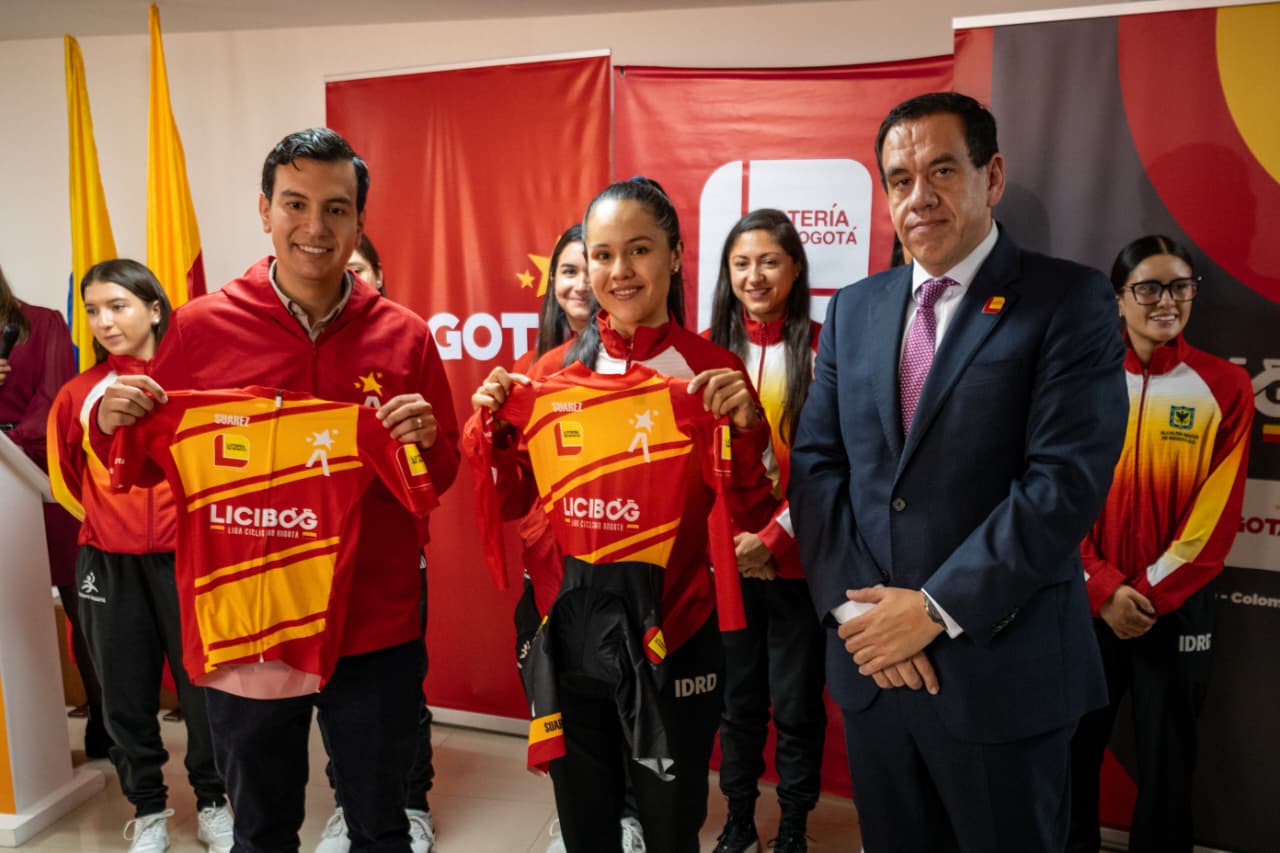 El subdirector de Deportes del IDRD, Iván Morales, con Camila Valbuena y el gerente de la Lotería de Bogotá, Luis Gabriel Fernández, mostrando el uniforme del equipo. Foto IDRD. 