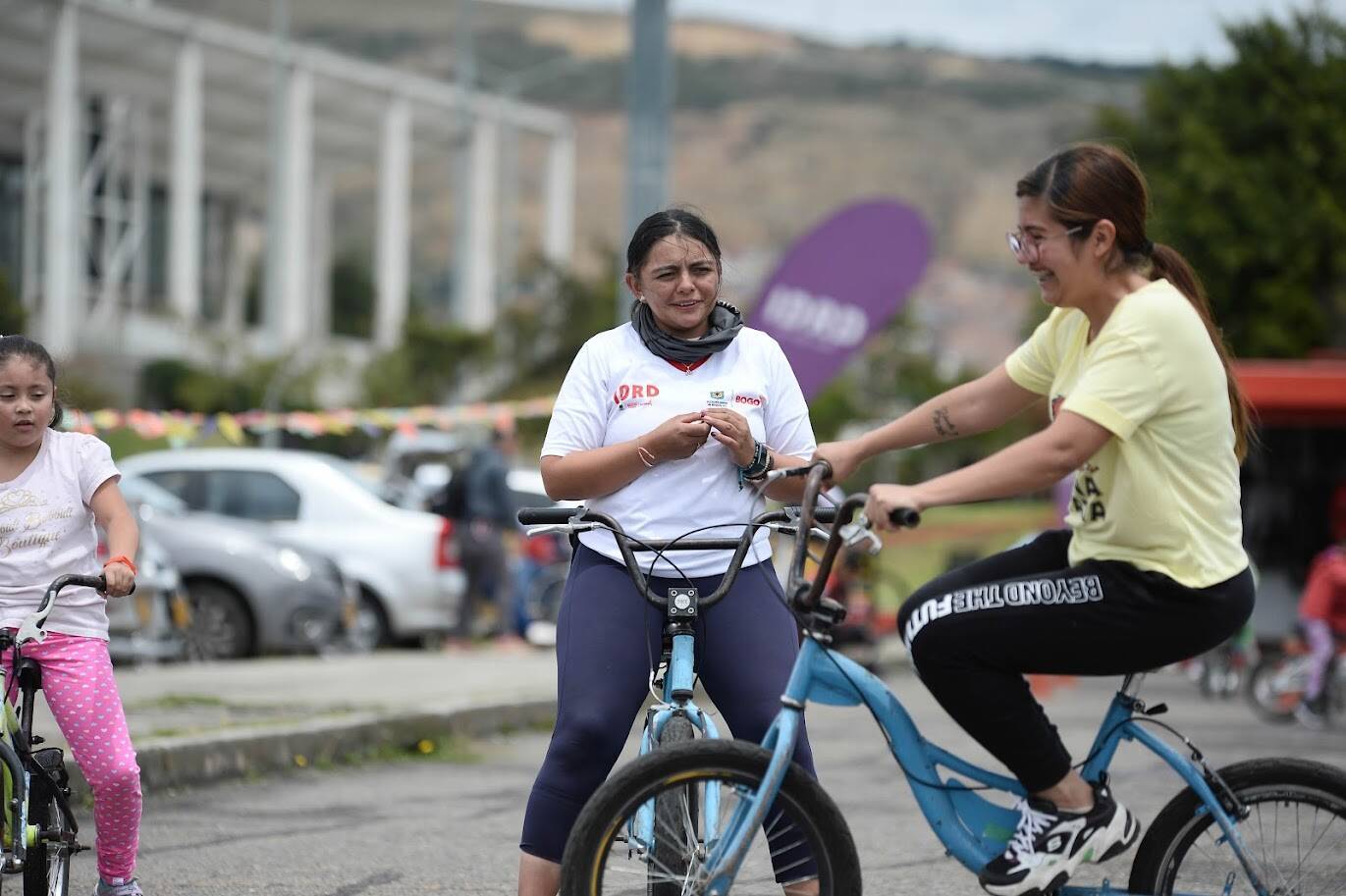 Profesora del IDRD y mujer en bicicleta