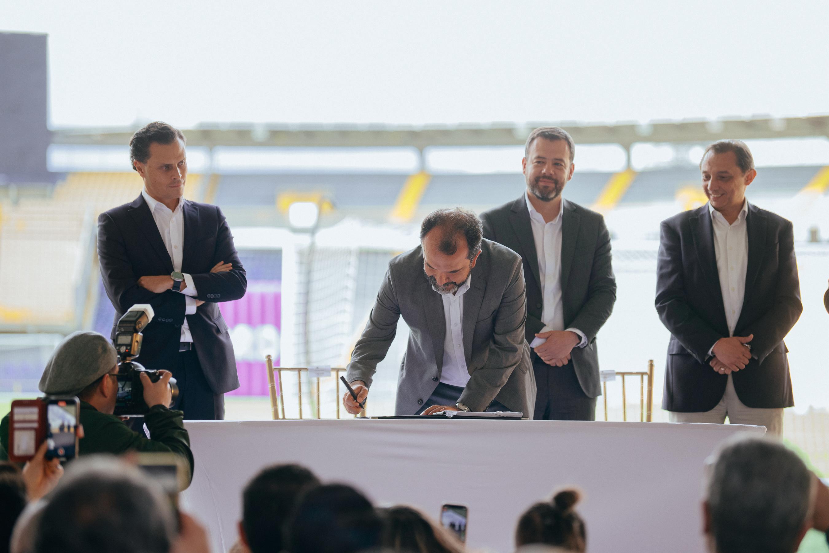 Director del IDRD FIRMANDO EL CONTYRATO