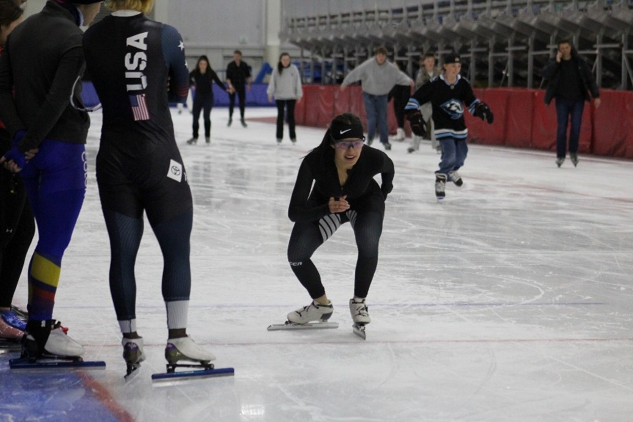 Gabriela Rueda se sintió bien y cómoda en sus primeras prácticas sobre hielo. Foto cortesía Fedepatín.