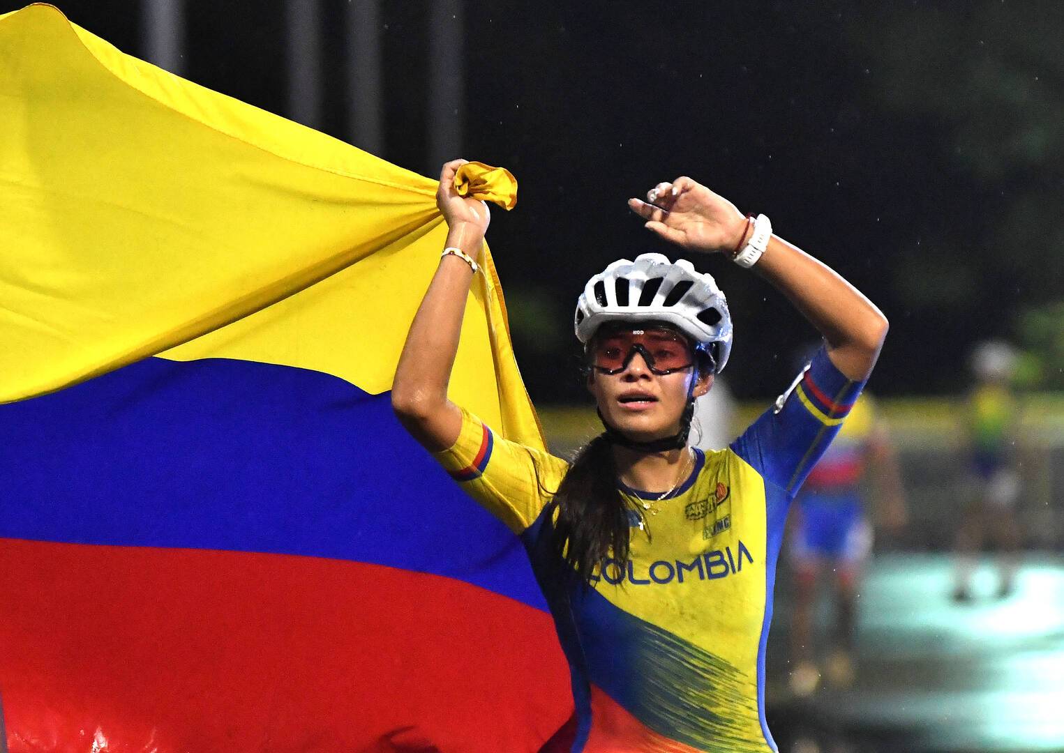 Gabriela Rueda sostiene la bandera de Colombia