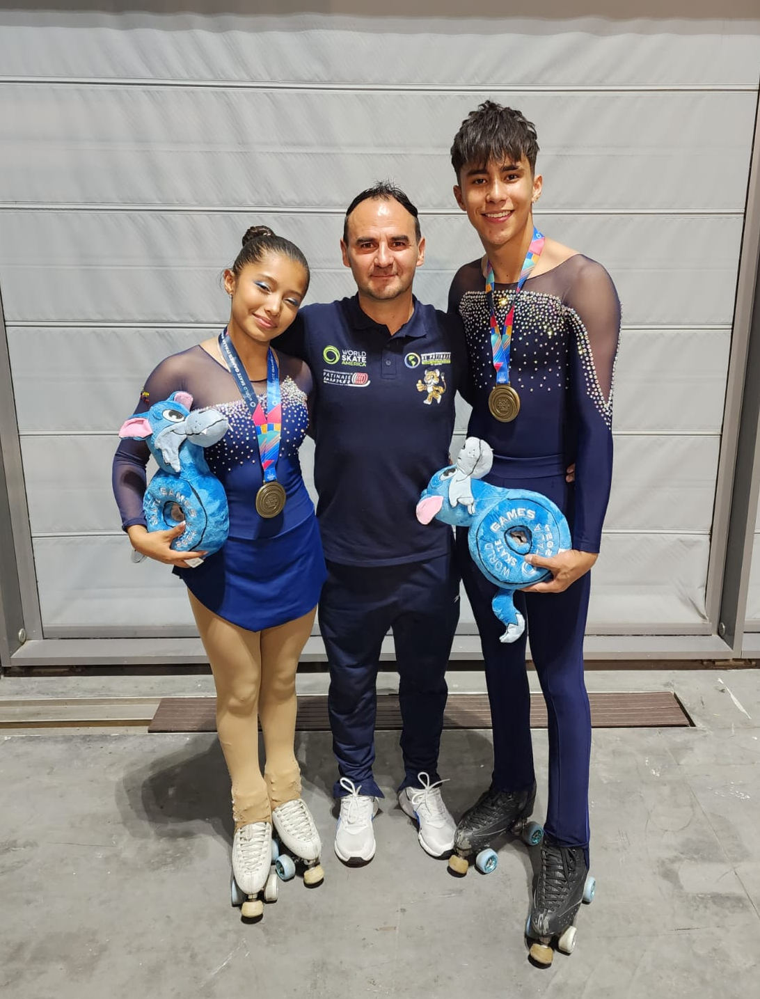 Geraldine Gañán, Diego Duque (entrenador) e Isaac Sotomayor, bronce mundialista. Foto cortesía Fedepatín.