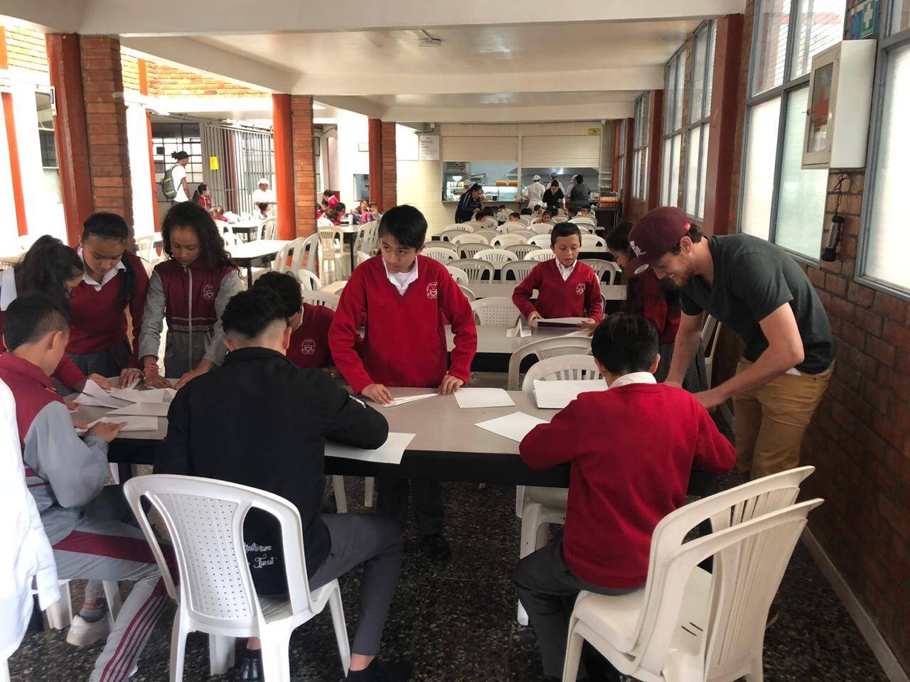 Gabriel Carvajal enseña ajedrez a niños de un colegio
