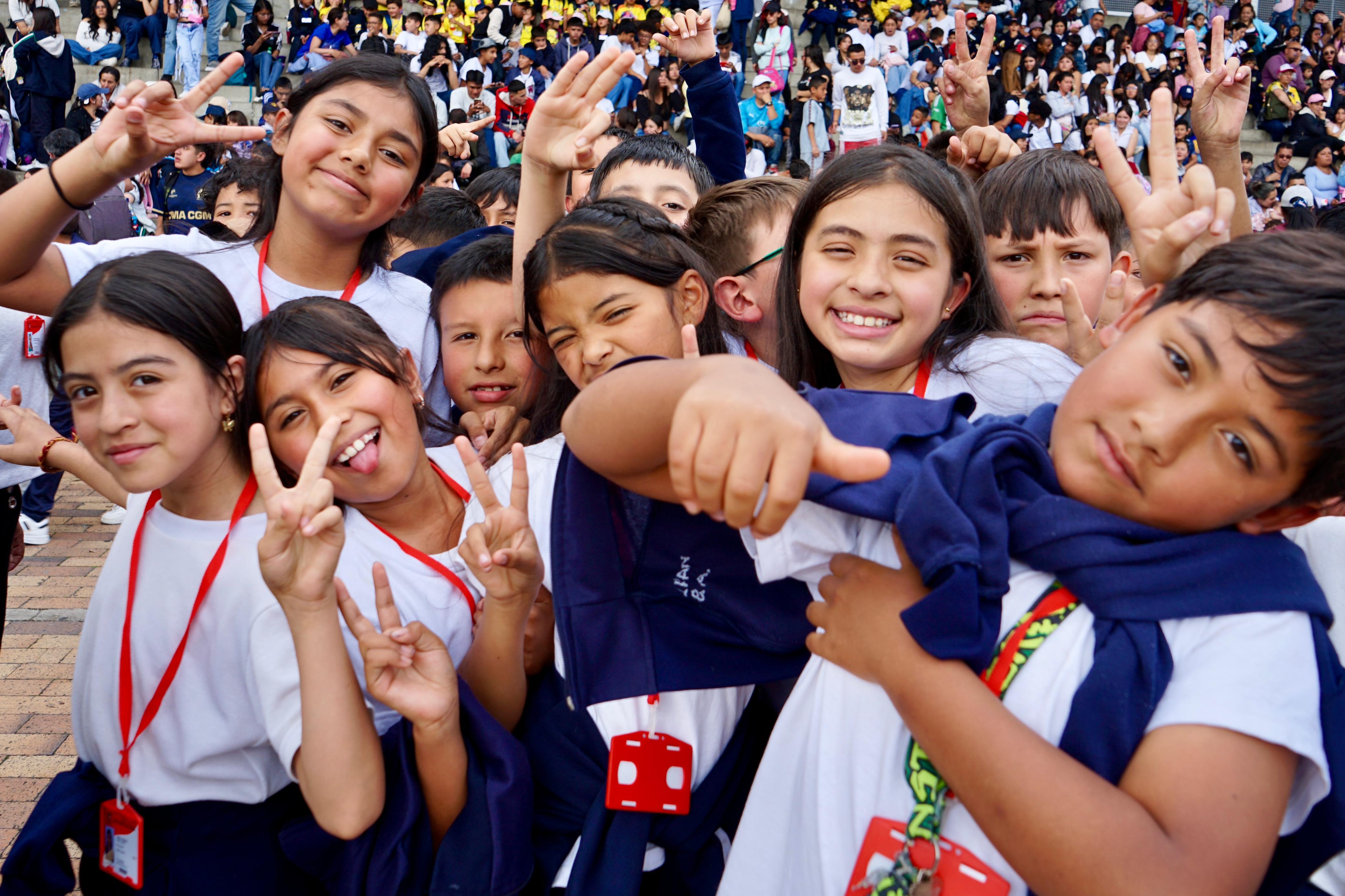 •	Estudiantes del Colegio Luis Eduardo Mora Osejo, de la localidad de Usme, vivieron la alegría de ir por primera vez a un parque de diversiones… y se gozaron Mundo Aventura.