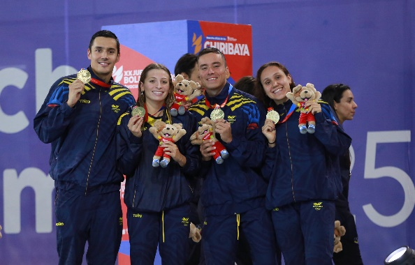 Jasmín Pistelli (derecha), la reina de la natación con 4 medallas de oro. Foto cortesía COC.