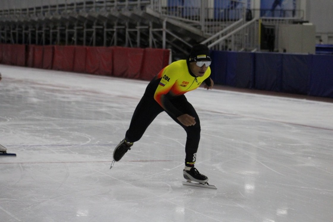 John Edwar Tascón, del Equipo Bogotá, ya tomando impulso en las pruebas de patinaje sobre hielo en el óvalo olímpico en Salt Lake City, Utah. Foto cortesía Fedepatín.