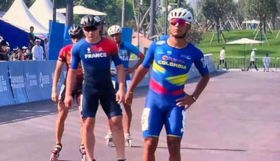 John Tascón (der.) en su estreno con el Equipo Bogotá por Colombia, fue medalla de plata. Foto cortesía Fedepatín.