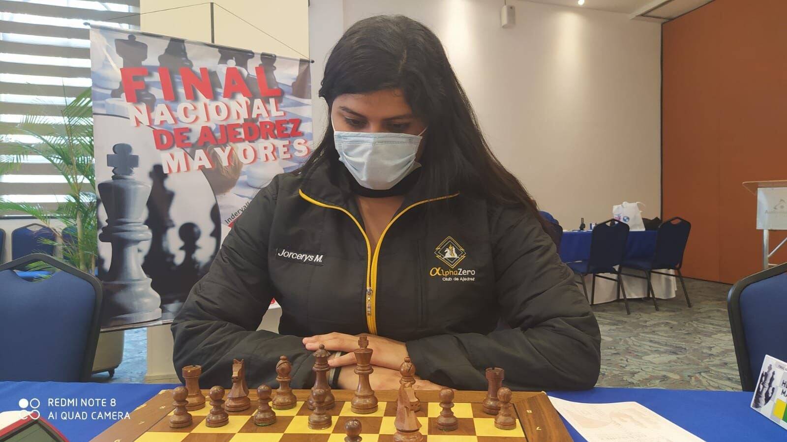Jorcerys Montilla jugando ajedrez