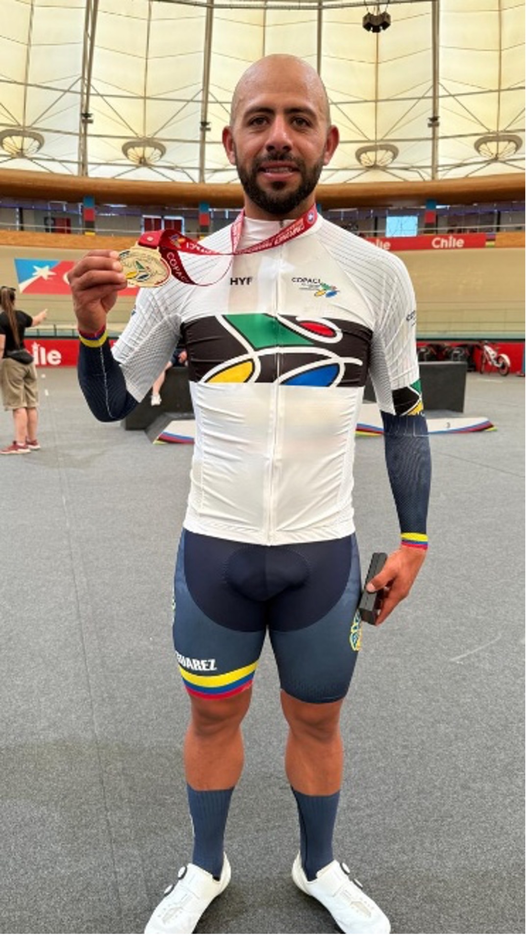 Jordan Parra con la camiseta y la medalla de campeón panamericano. Foto cortesía Fedeciclismo.