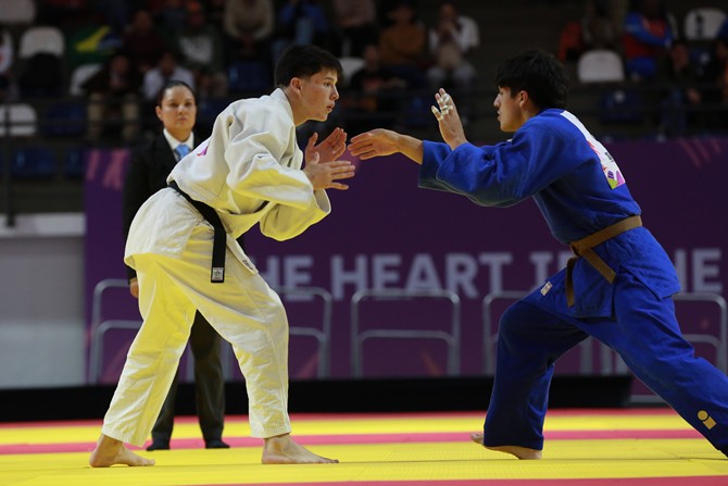 Jordan Vanegas (izq.), en el combate que le dio la medalla de bronce. Foto cortesía COC.