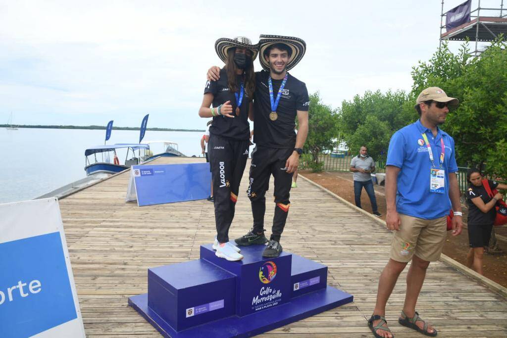 deportistas en el podio