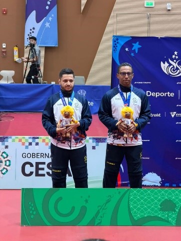 José David Vargas (derecha), con Miguel Castro, medalla de plata en paratenis de mesa. Foto cortesía CPC.