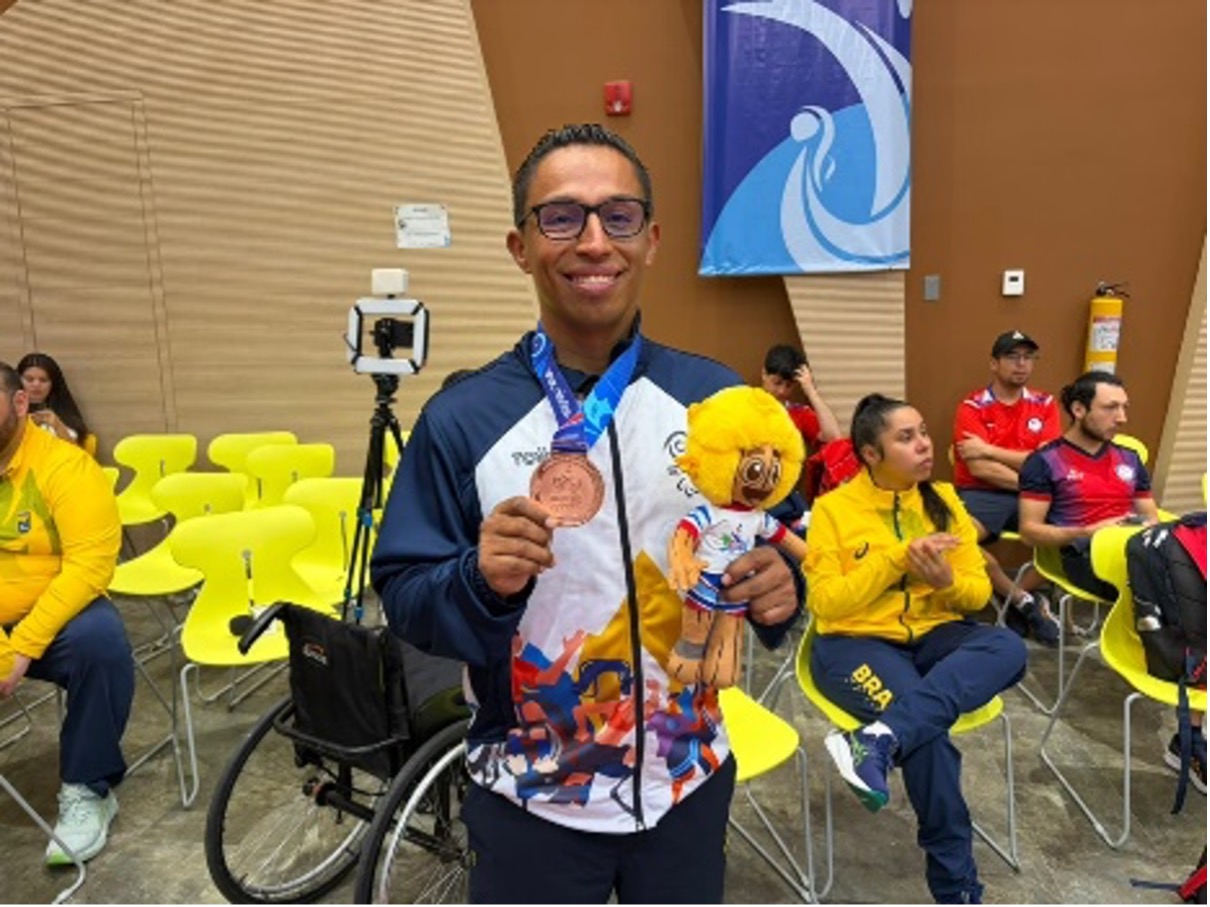 José David Vargas, ganó ahora medalla de bronce en sencillos en paratenis de mesa. Foto cortesía CPC.