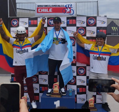 Los bogotanos Juan Caicedo (izq) y Luis Rincón (der.) escoltando al campeón olímpico José Torres, de Argentina, en el BMX freestyle. Foto cortesía Freddy Ortiz.