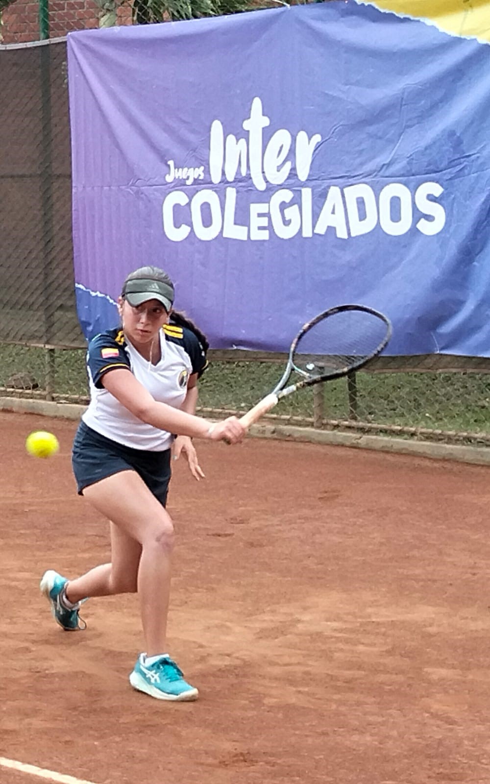 La bogotana Juana Valentina Casas representa al colegio Monterrosales en el tenis intercolegiado categoría juvenil. (Foto prensa delegación de Bogotá