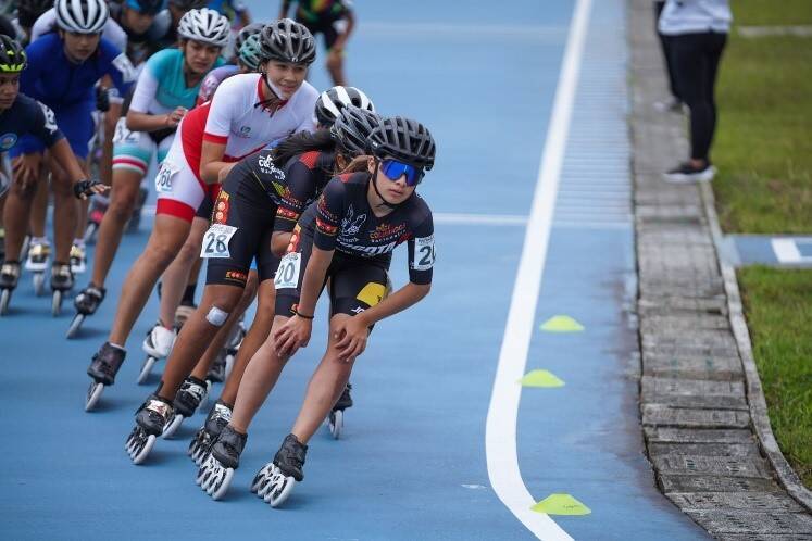 Lina Buitrago en la pista en competencia con otras patinadoras en la pista de patinaje